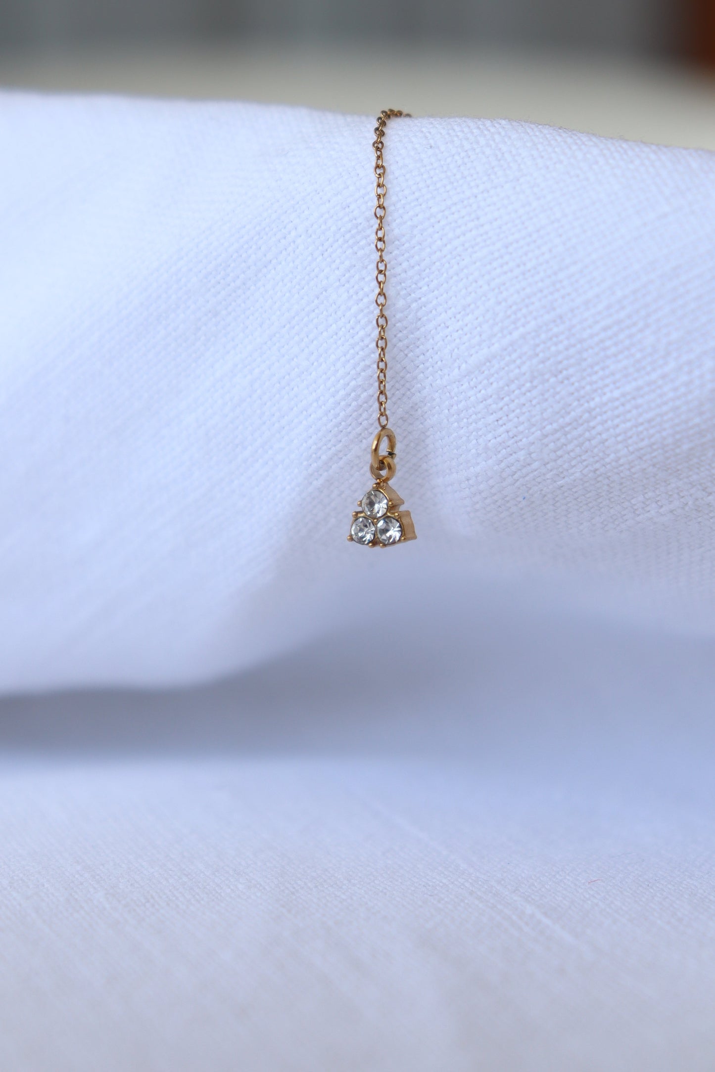 orecchino Austaris con punto luce in acciaio, gioiello donna elegante da indossare ogni giorno, perfetto per l'estate