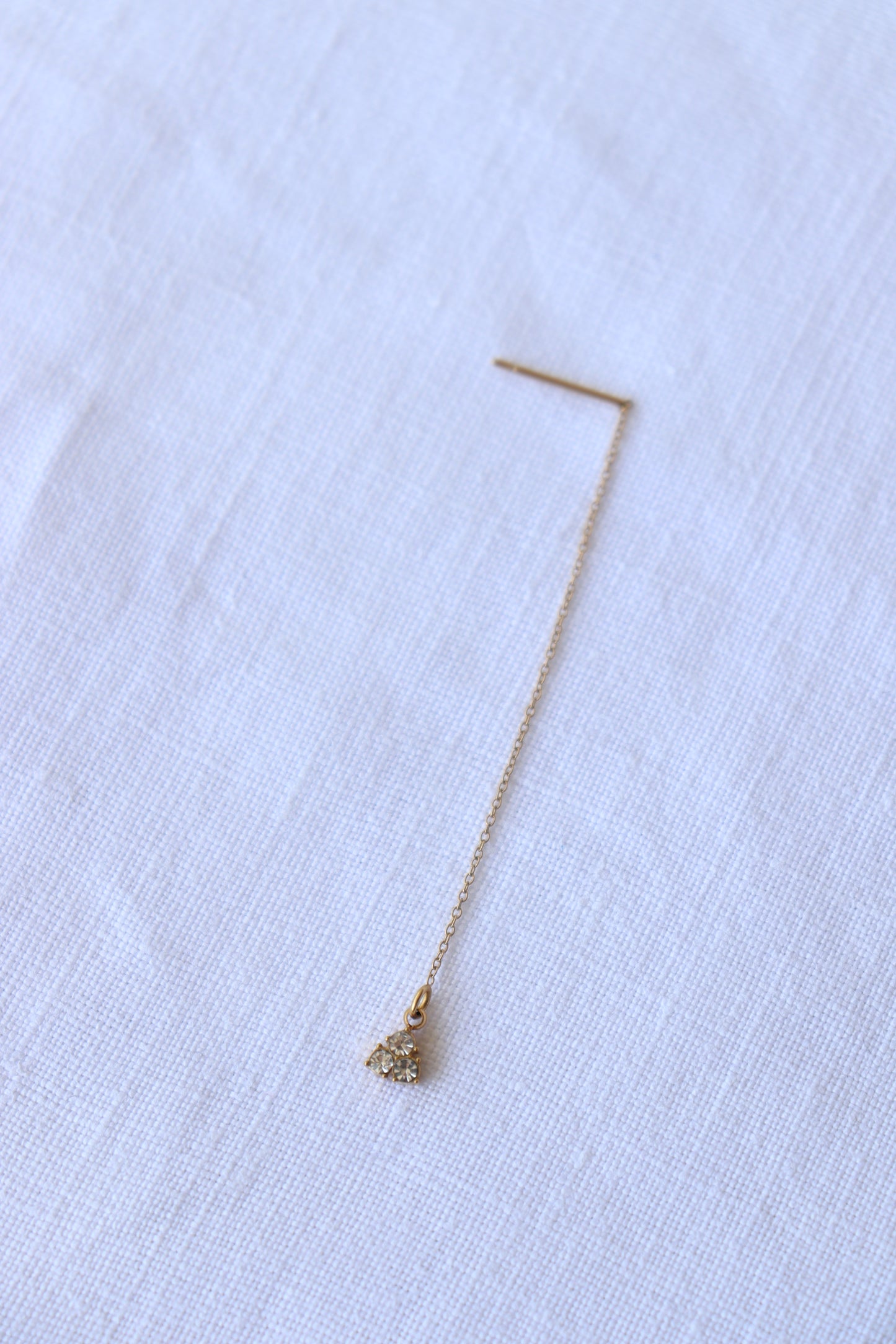 Orecchino saliscendi Austaris con punto luce in acciaio, gioiello donna elegante da indossare ogni giorno, perfetto per l'estate