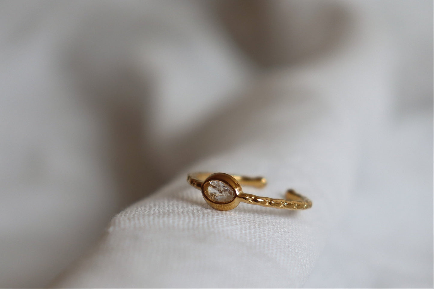 Anello 1 Bright regolabile in oro con zircone centrale su sfondo bianco