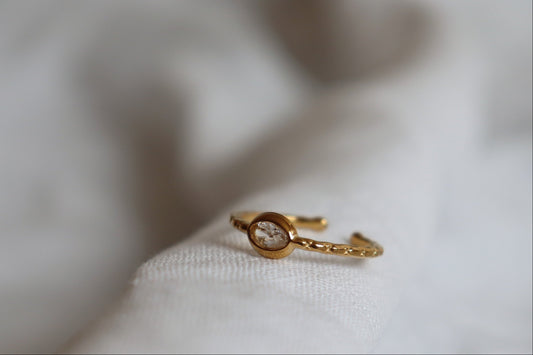 Anello 1 Bright regolabile in oro con zircone centrale su sfondo bianco