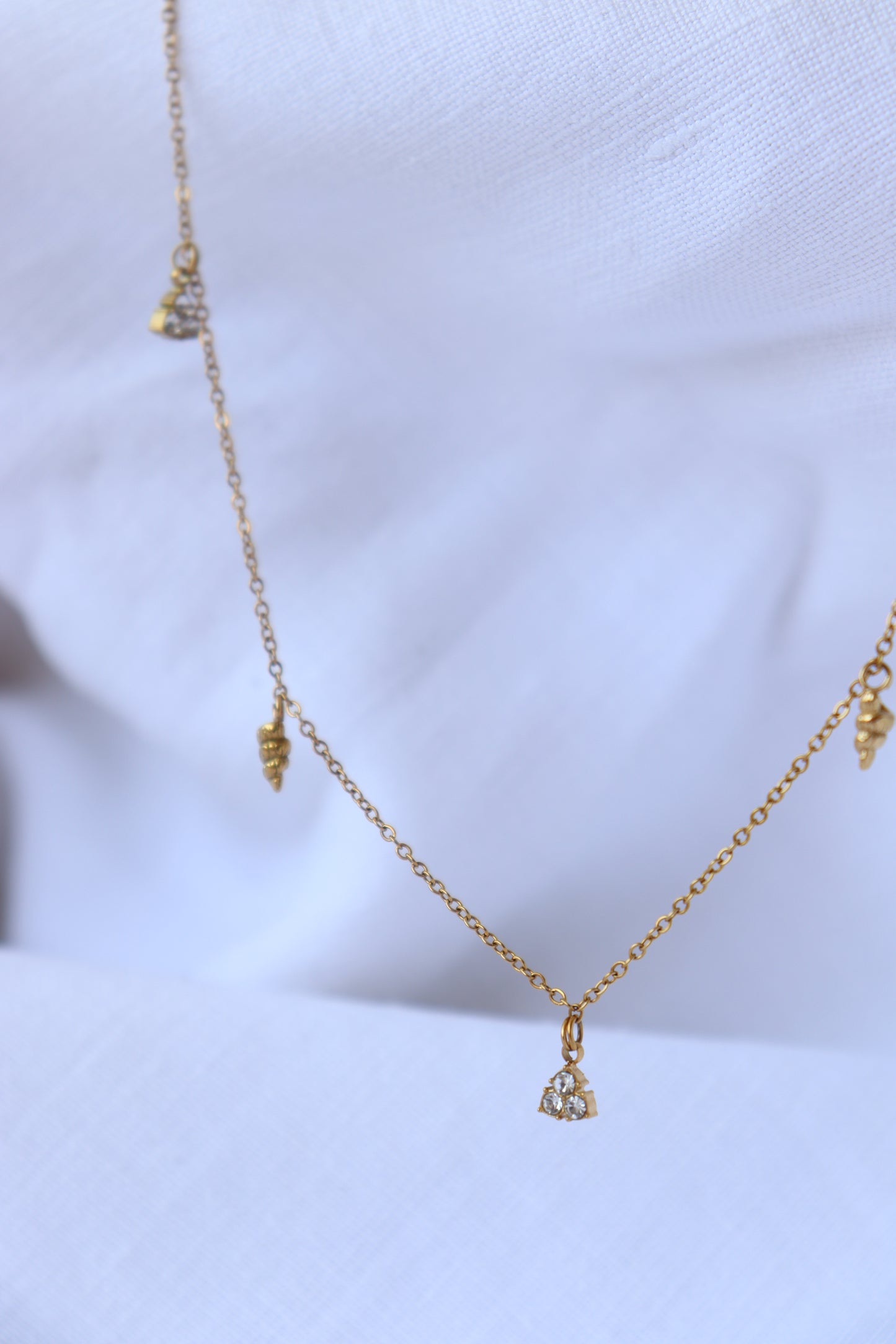 Collana Austaris con conchiglie e punto luce in acciaio, gioiello donna elegante da indossare ogni giorno, perfetto per l'estate