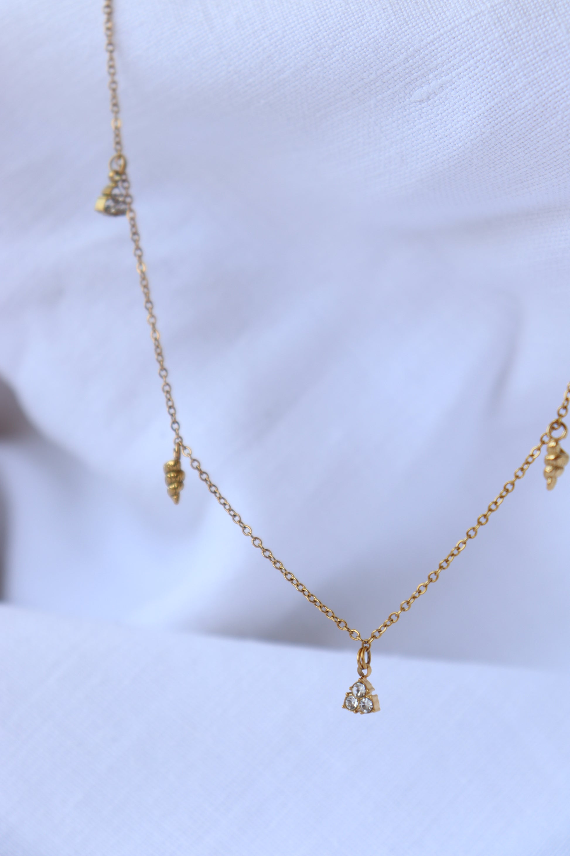 Collana Austaris con conchiglie e punto luce in acciaio, gioiello donna elegante da indossare ogni giorno, perfetto per l'estate