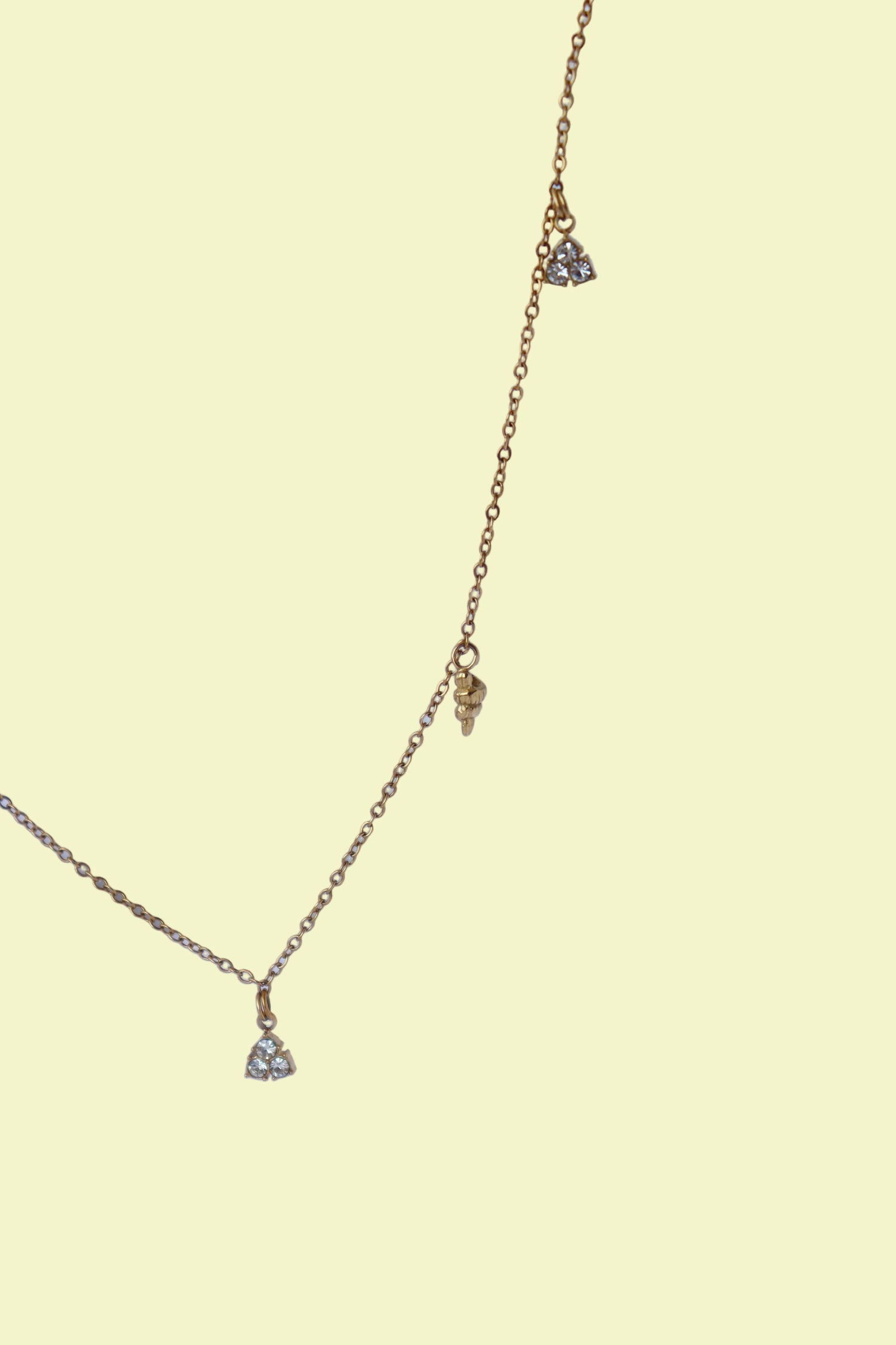 Collana Austaris con conchiglie e punto luce in acciaio, gioiello donna elegante da indossare ogni giorno, perfetto per l'estate