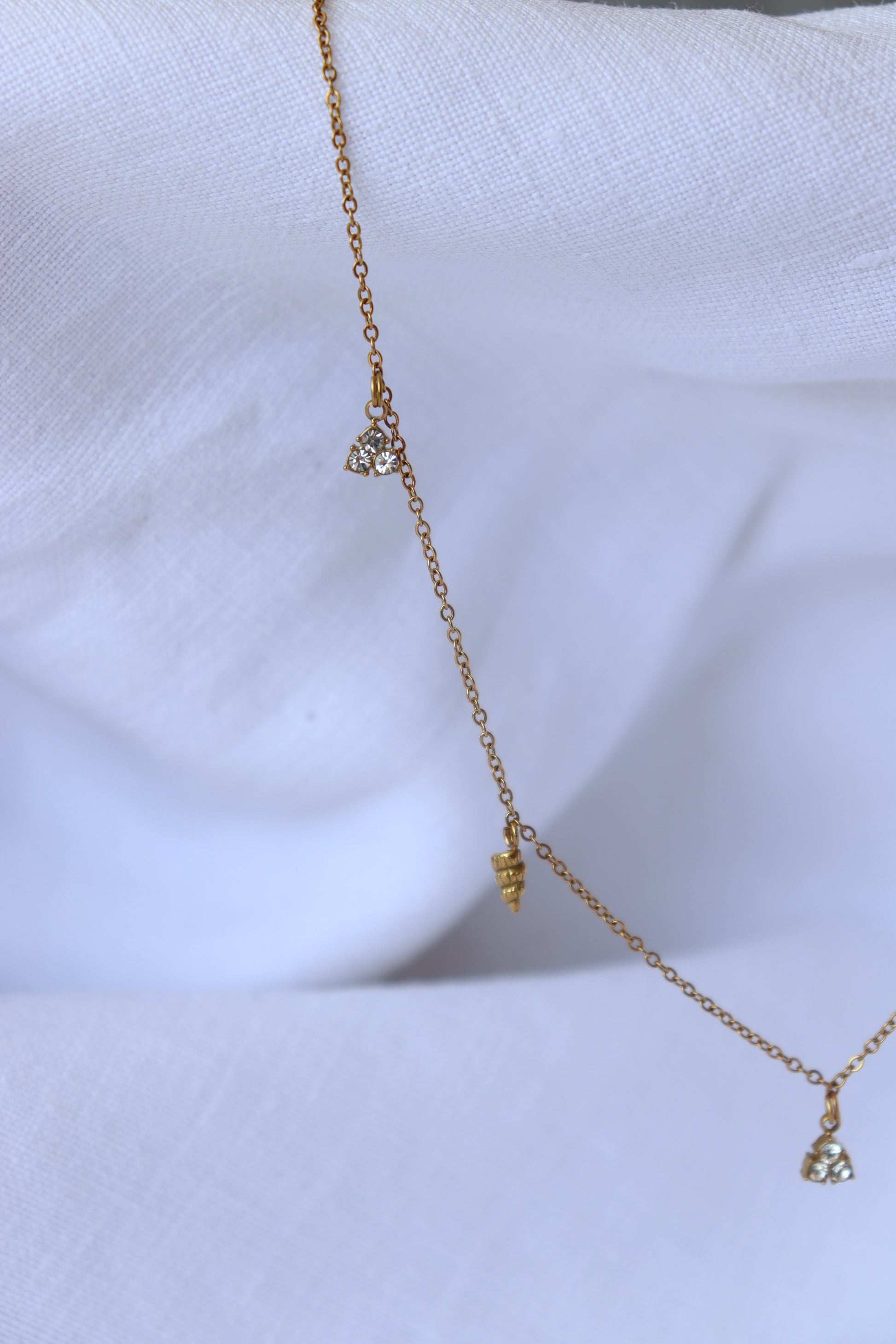 Collana Austaris con conchiglie e punto luce in acciaio, gioiello donna elegante da indossare ogni giorno, perfetto per l'estate