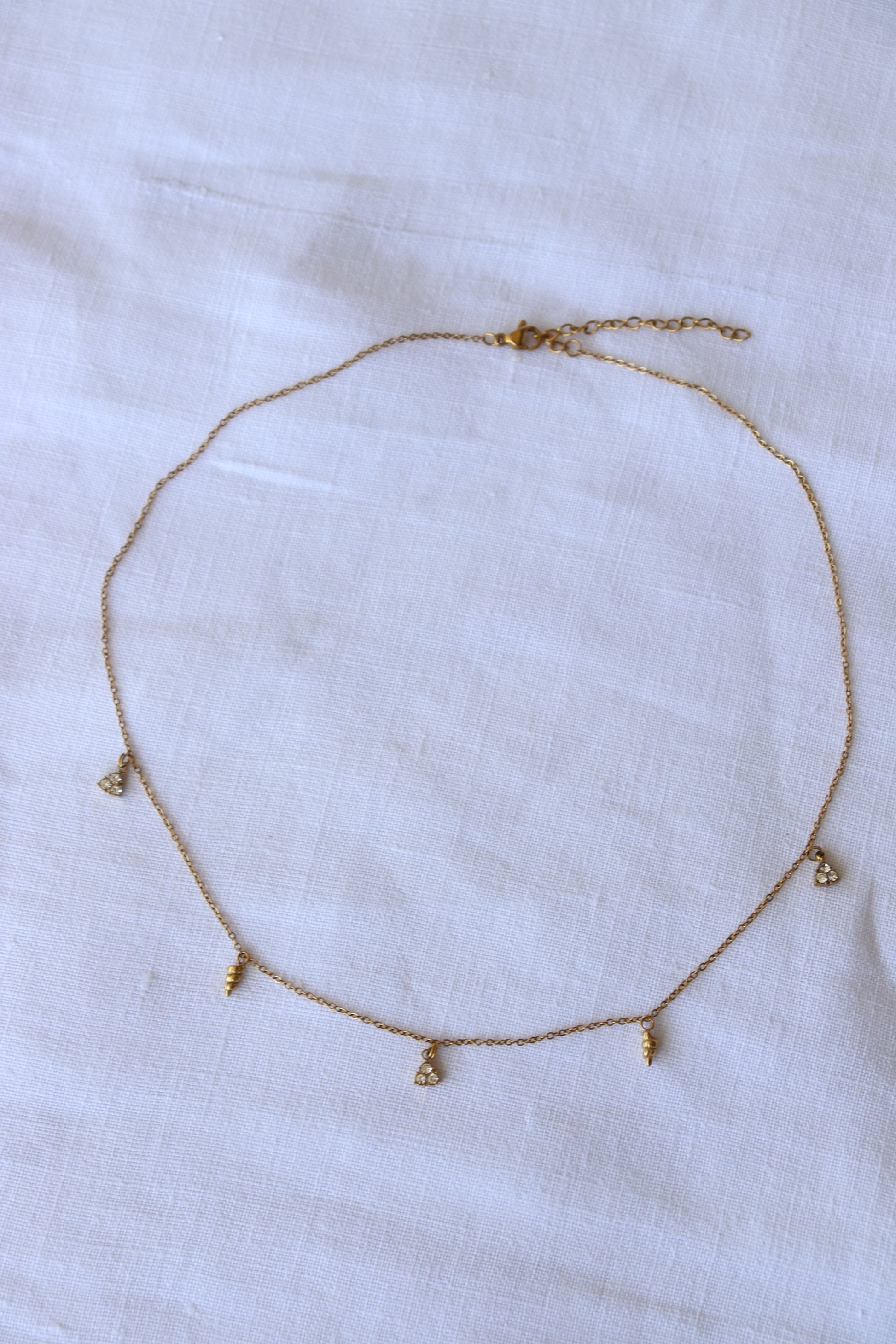 Collana Austaris con conchiglie e punto luce in acciaio, gioiello donna elegante da indossare ogni giorno, perfetto per l'estate