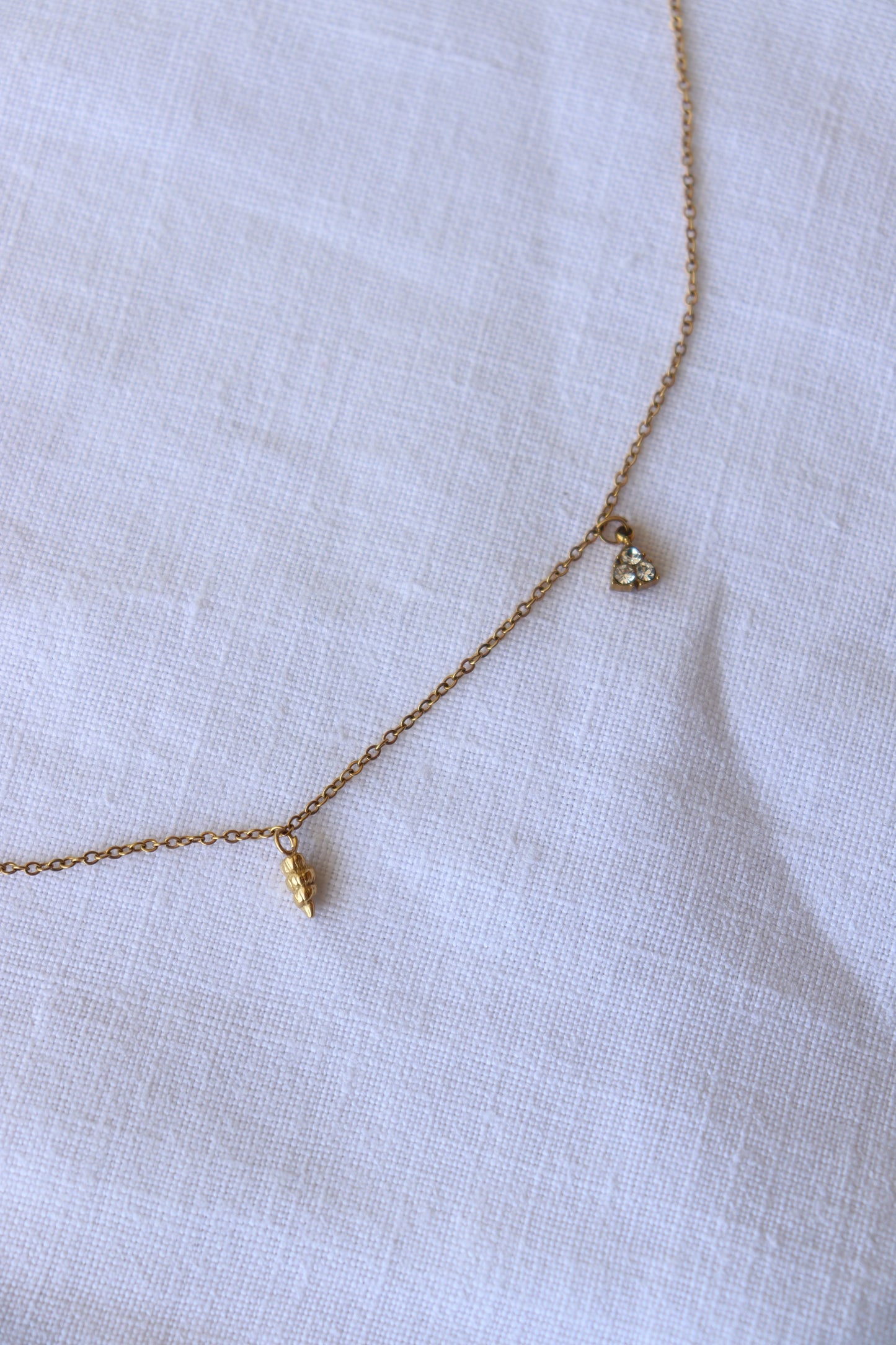 Dettaglio collana Austaris con conchiglie e punto luce in acciaio, gioiello donna elegante da indossare ogni giorno, perfetto per l'estate