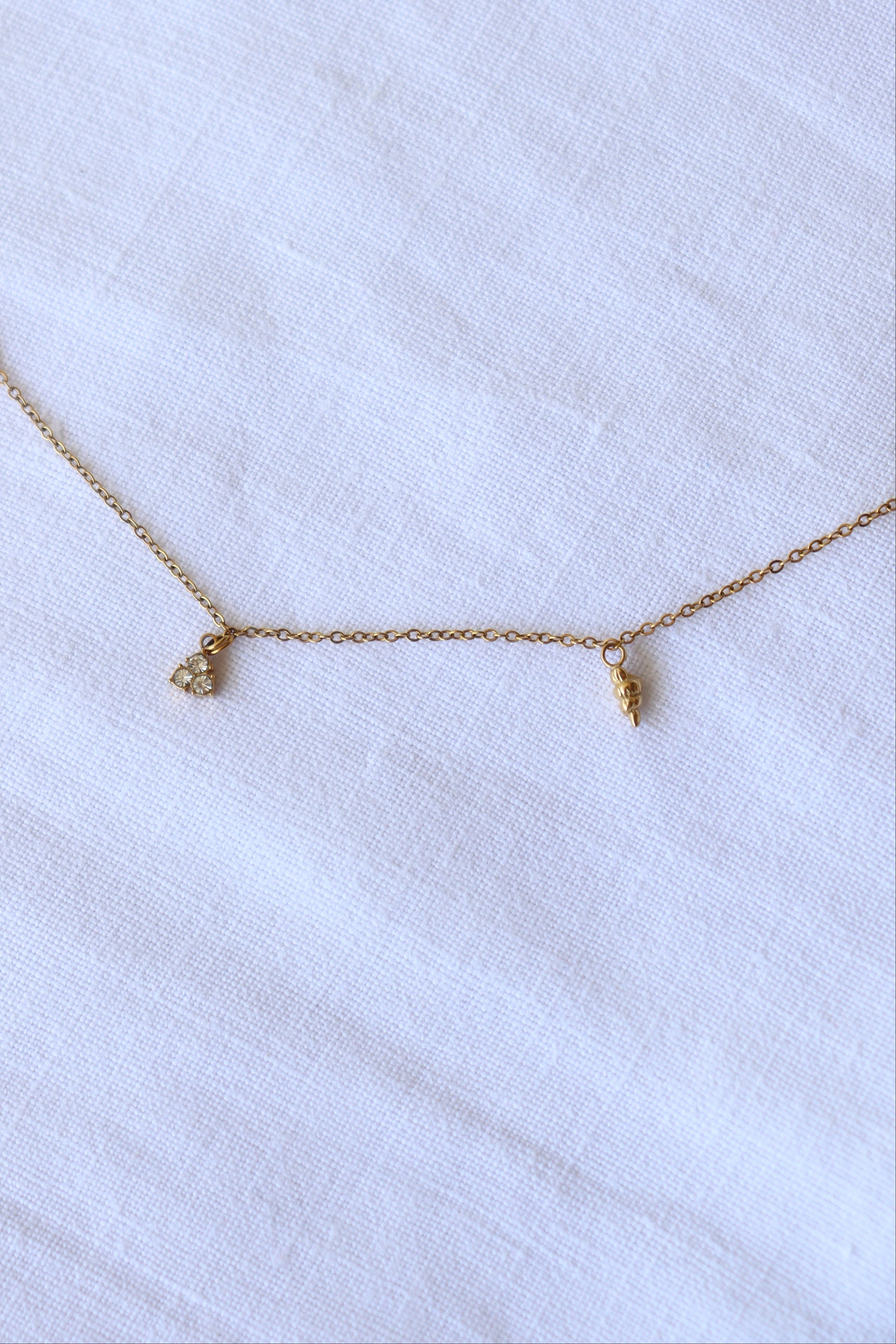 Dettaglio Collana Austaris con conchiglie e punto luce in acciaio, gioiello donna elegante da indossare ogni giorno, perfetto per l'estate