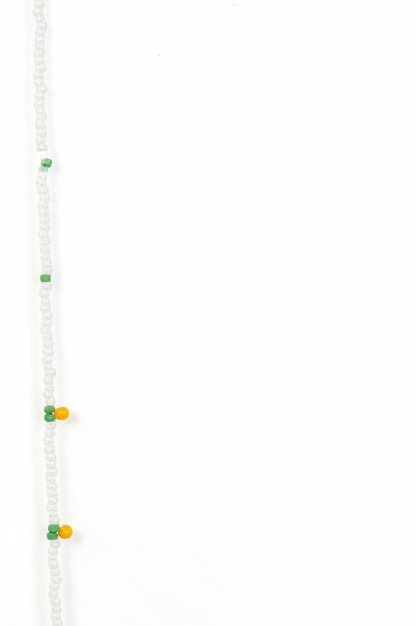 Collana arance sfondo bianco pulito