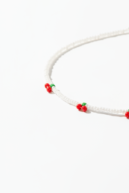 Collana ciliegie sfondo bianco