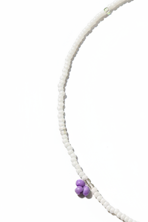 Collana grappoli uva - sfondo bianco