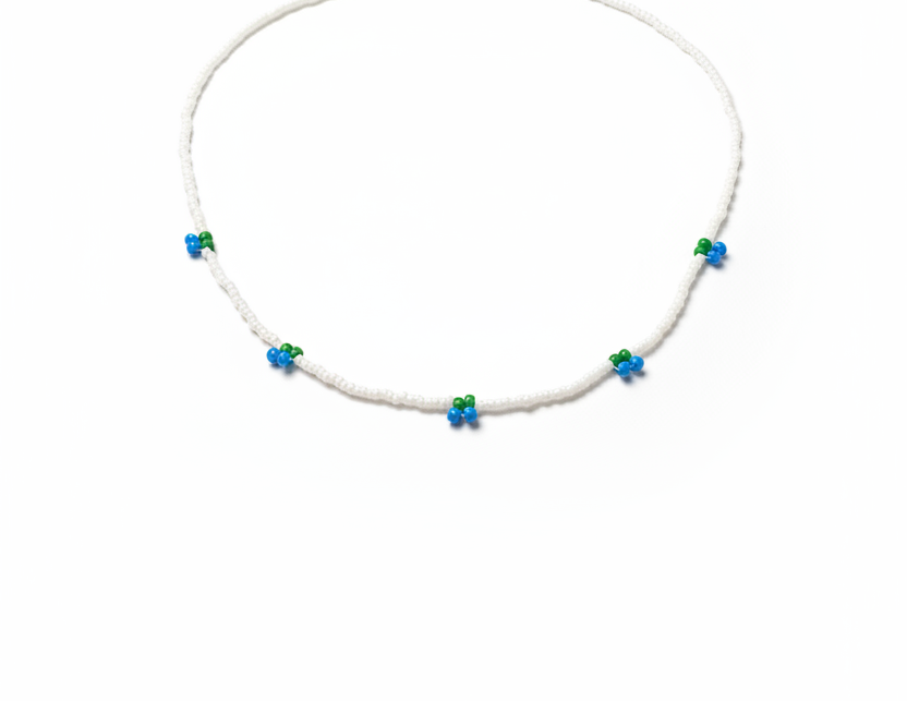 Collana mirtilli - sfondo bianco