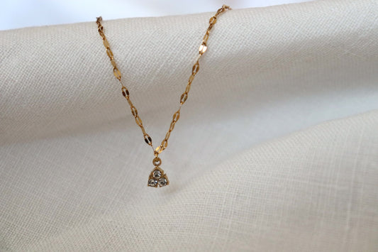 Collana 1 Ray in oro con ciondolo raggio luminoso su sfondo bianco
