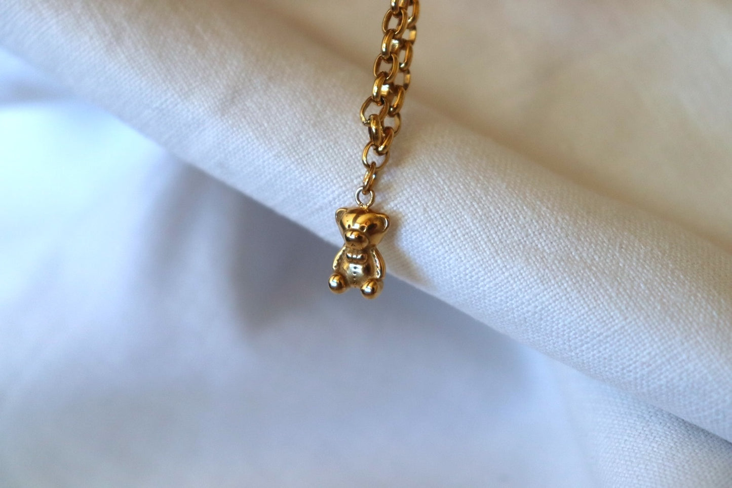 Collana Cute Teddy in oro con ciondolo orsetto su sfondo bianco
