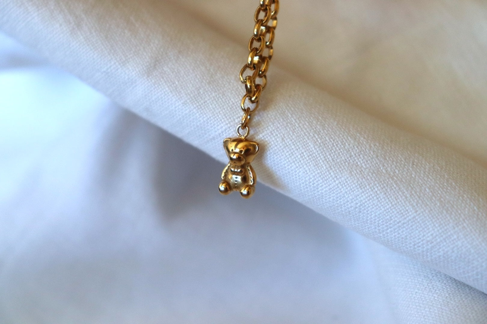 Collana Cute Teddy in oro con ciondolo orsetto su sfondo bianco
