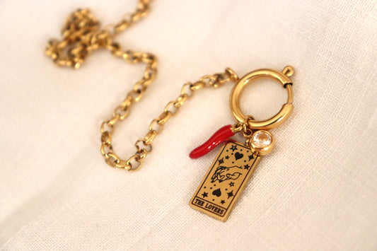 Collana Cornetto portafortuna in oro su sfondo bianco
